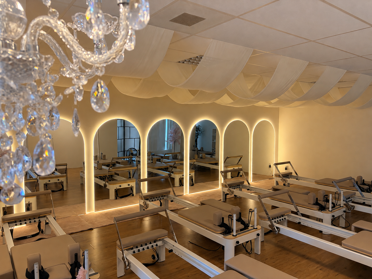 Studio13 interieur vanuit het midden met alle spiegels