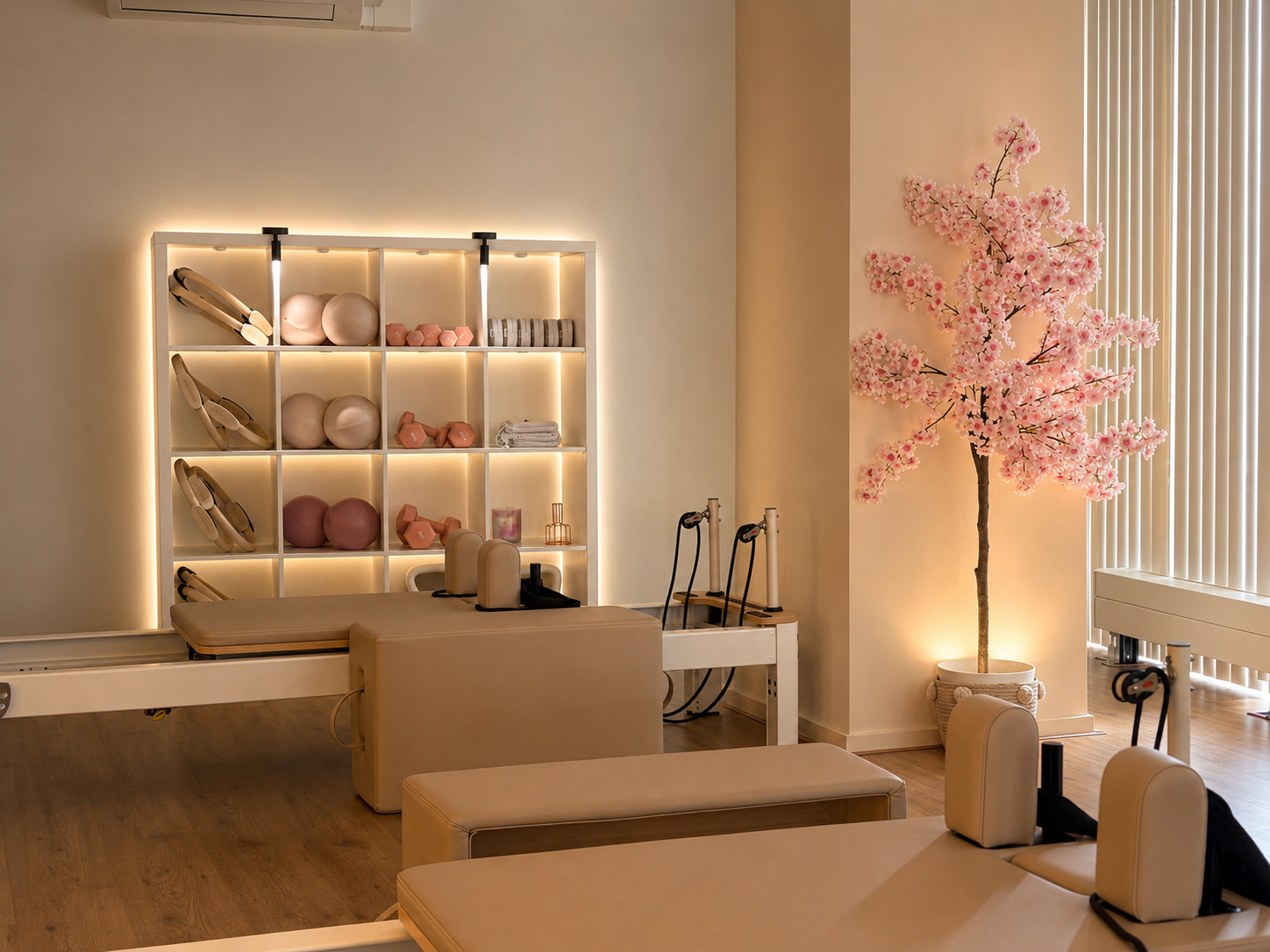 Studio13 reformer apparatuur en roze bloesemboom
